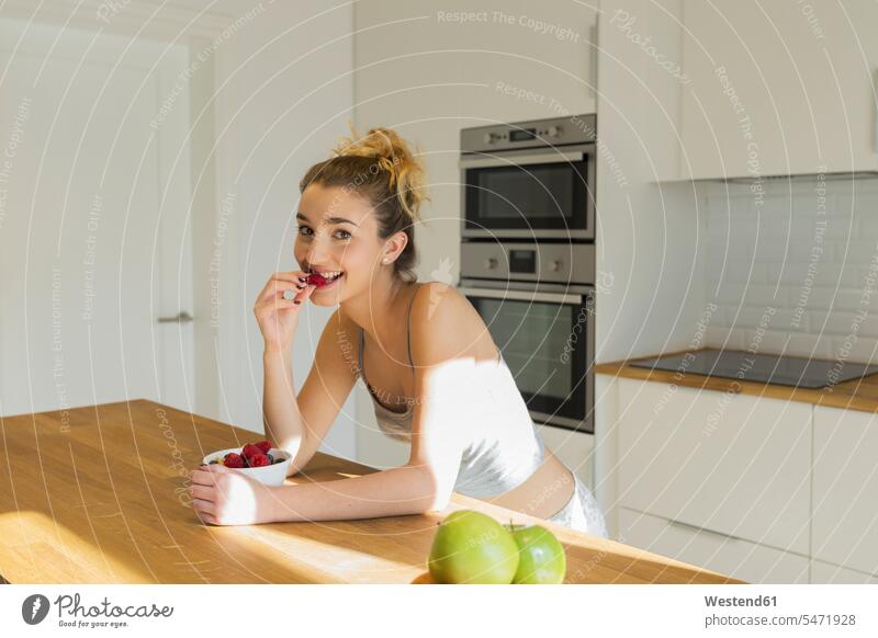 Weiblicher Teenager beim Frühstück in der Küche Schale Schalen Schälchen Schüsseln früh Frühe Morgen hungrig daheim zu Hause Muße Individuell Essen