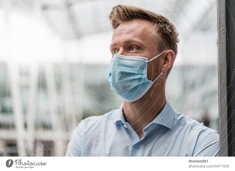 Geschäftsmann mit Maske in der Stadt während einer Pandemie Farbaufnahme Farbe Farbfoto Farbphoto Außenaufnahme außen draußen im Freien Tag Tageslichtaufnahme
