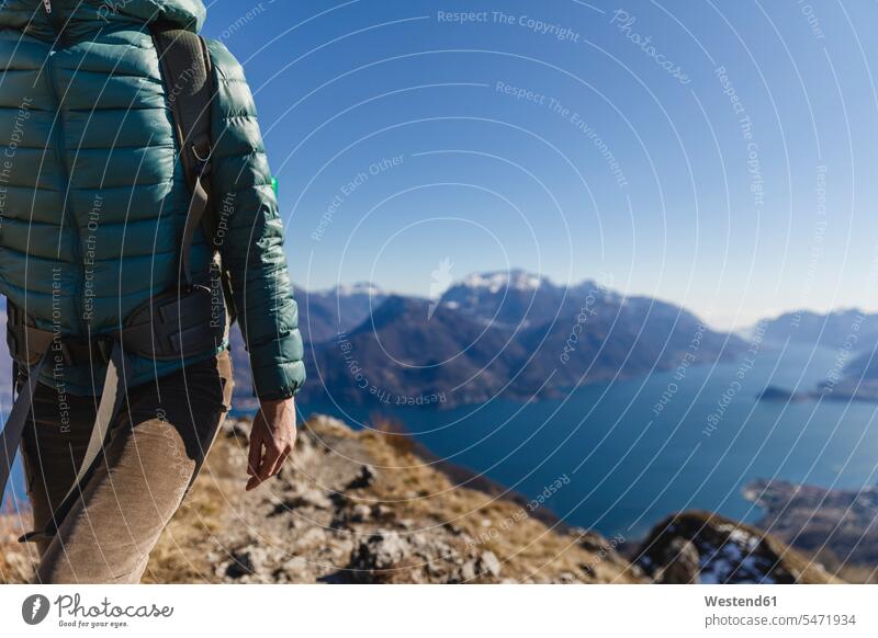 Italien, Como, Lecco, Frau auf Wandertour in den Bergen oberhalb des Comer Sees wandern Wanderung Gebirge Berglandschaft Gebirgslandschaft Gebirgskette