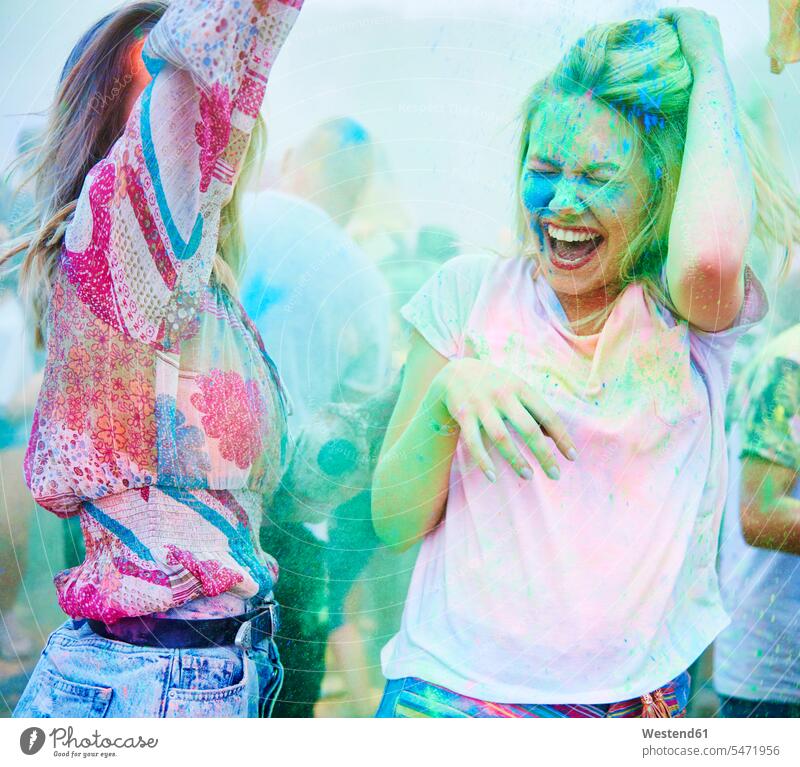 Freunde tanzen beim Musikfestival, Holi-Pulver Farbpulver Pulverfarbe Portrait Porträts Portraits Frau weiblich Frauen Begeisterung Enthusiasmus Überschwang