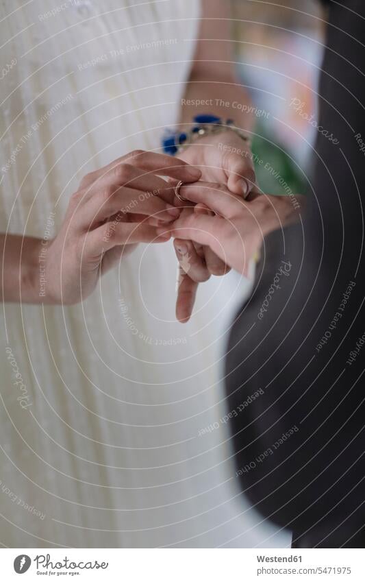 Braut steckt dem Bräutigam den Ehering in den Finger Farbaufnahme Farbe Farbfoto Farbphoto ethnisch Boheme Lebensereignisse besonderes Lebensereignis