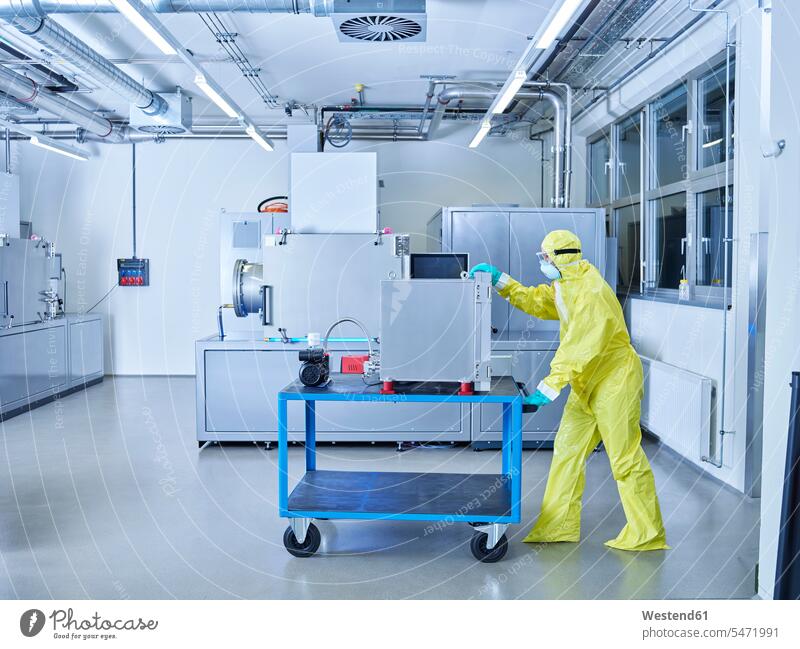 Chemiker im Industrielabor-Reinraum Chemielabor chemisches Labor arbeiten Arbeit Schutzanzug Schutzanzuege Schutzanzüge Chemikanten sterile Kleidung Hygiene