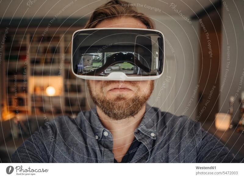 Reifer Mann macht Selfie von sich selbst, trägt VR-Brille, sieht cool aus reifer Mann reife Männer Selfies Virtual Reality Brille Virtual-Reality-Brille
