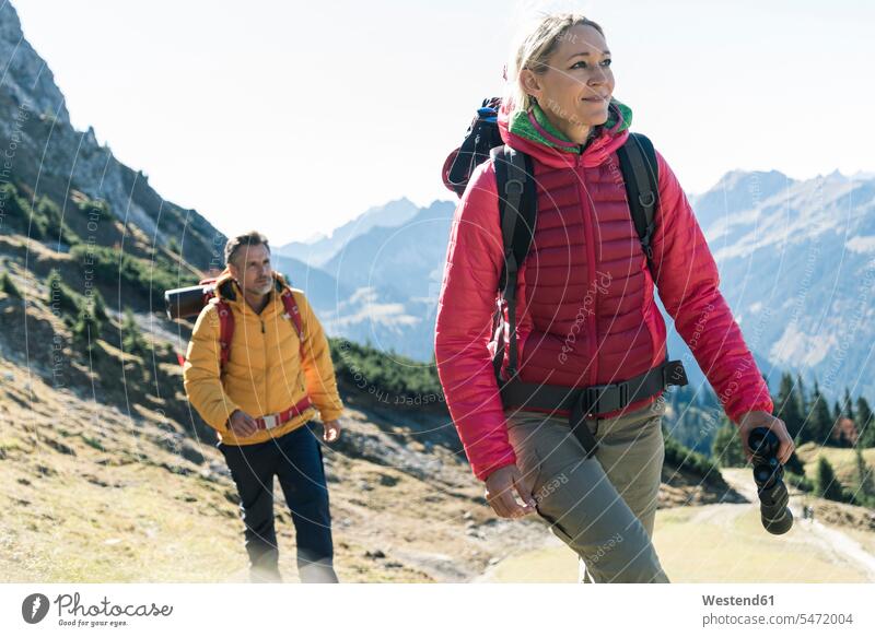 Österreich, Tirol, Paar beim Wandern in den Bergen Gebirge Berglandschaft Gebirgslandschaft Gebirgskette Gebirgszug wandern Wanderung Pärchen Paare
