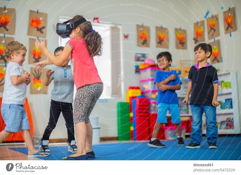 Kinder mit VR-Brillen beim Spielen im Kindergarten virtuell spielen Pädagogik Mensch interaktiv ungestellt Digitalisierung Digital Native 3D Brille Fantasie