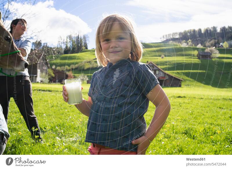 Porträt eines lächelnden Mädchens mit einem Glas frischer Milch auf der Weide Leute Menschen People Person Personen Europäisch Kaukasier kaukasisch