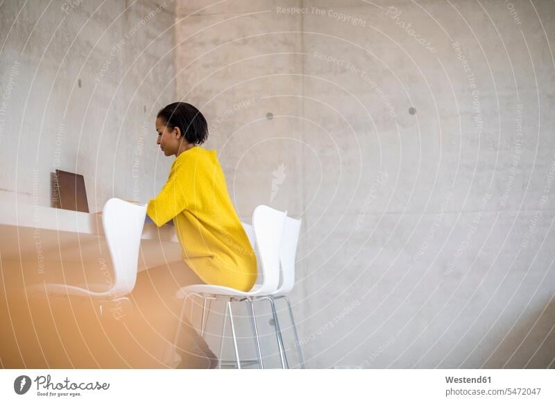 Junge Frau in gelbem Pullover mit Laptop benutzen Computer Erwachsener Mensch Farbe WLan Drahtlose Technologie Schönheit Lifestyle Erreichbarkeit schön