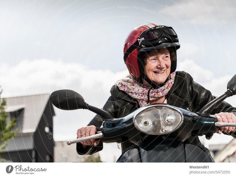 Aktive ältere Dame fährt Motorroller in der Stadt Geschwindigkeit Schnelligkeit Aktive Senioren Seniorinnen Aktiv im Alter Rüstige Rentner schnell geschwind