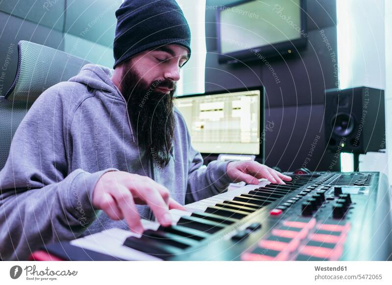 DJ, der in seinem Studio Musik produziert Leute Menschen People Person Personen Europäisch Kaukasier kaukasisch 1 Ein ein Mensch nur eine Person single