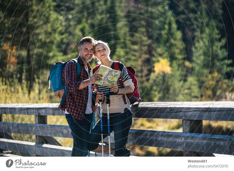 Österreich, Alpen, glückliches Paar beim Wandern auf einer Brücke stehend Europäer Europäisch Kaukasier kaukasisch reifer Mann reife Männer 45-50 Jahre