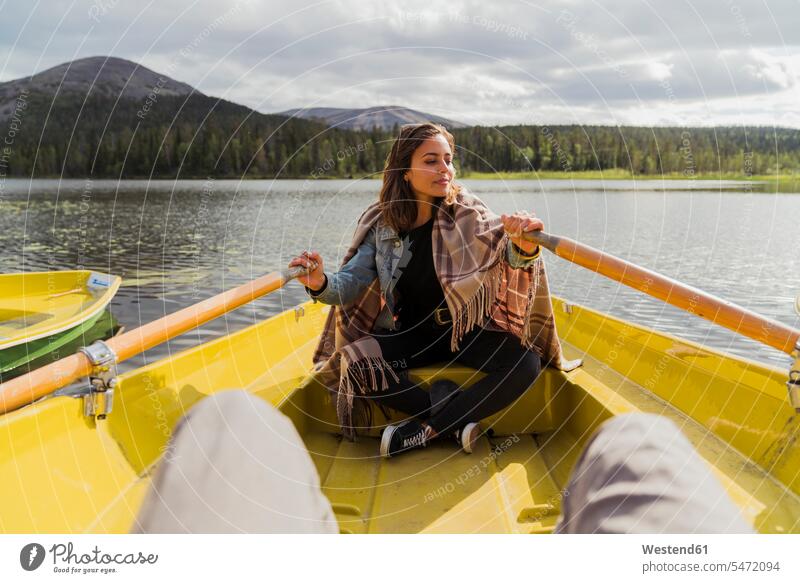 Finnland, Lappland, Frau mit einer Decke in einem Ruderboot auf einem See Boot Boote Seen Ruderboote weiblich Frauen Decken Wasserfahrzeuge Gewässer Erwachsener