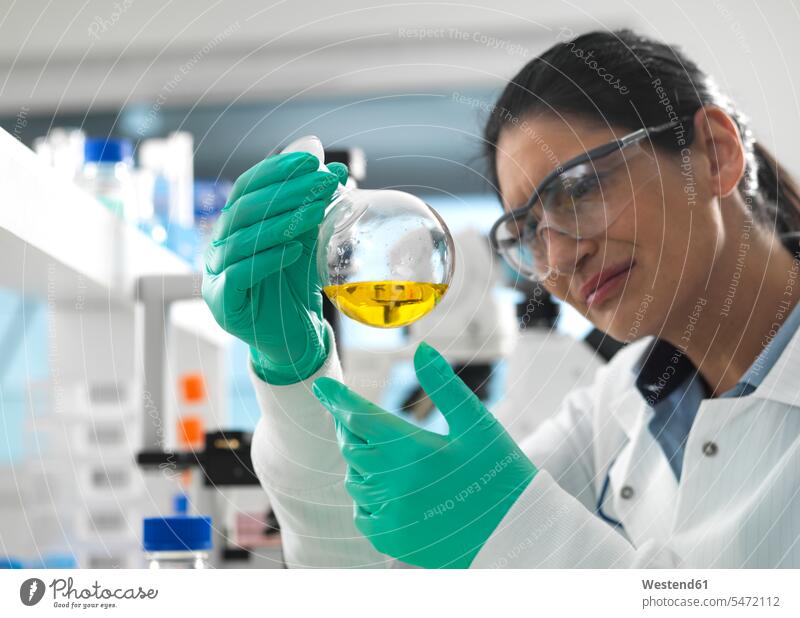 Biotech-Forschung, Wissenschaftler wirbelt während eines Experiments eine chemische Formel in einem Laborkolben gelbe gelber gelbes flüssig Flüssigkeiten