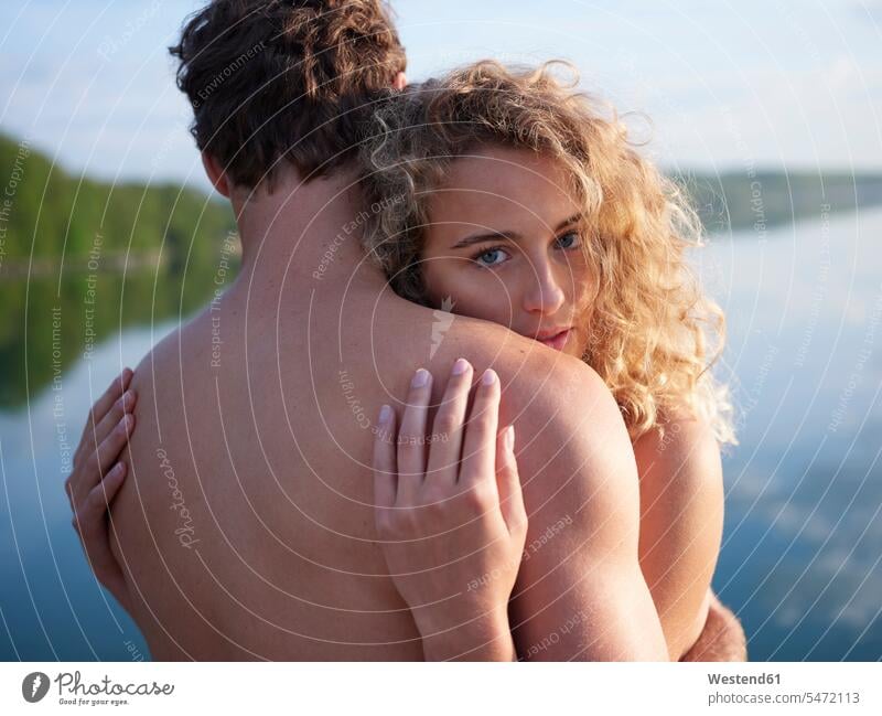 Aktuelles Paar, das sich in der Natur umarmt, Frau schaut in die Kamera Arm umlegen Umarmung Umarmungen Jahreszeiten Frühjahr Lenz Glück glücklich sein