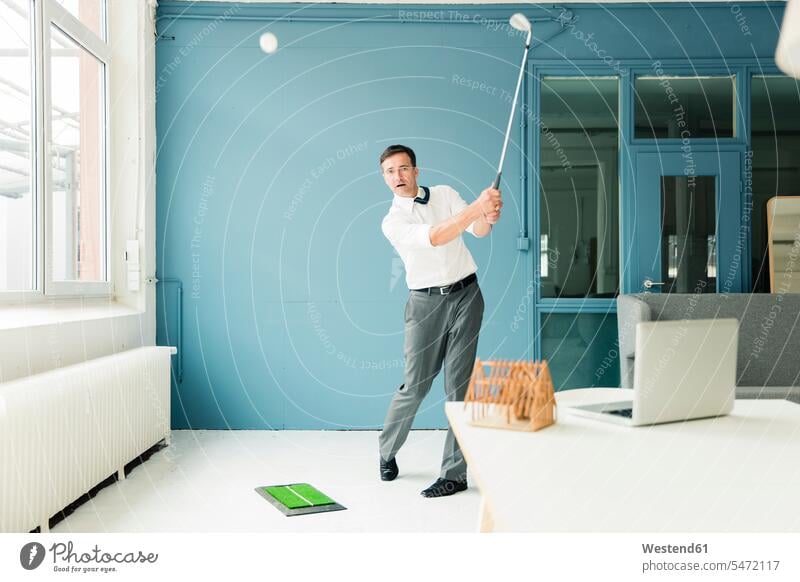 Geschäftsmann spielt Golf im Büro Businessmann Businessmänner Geschäftsmänner golfend Golfsport Golf spielen golft Office Büros Geschäftsleute Geschäftspersonen