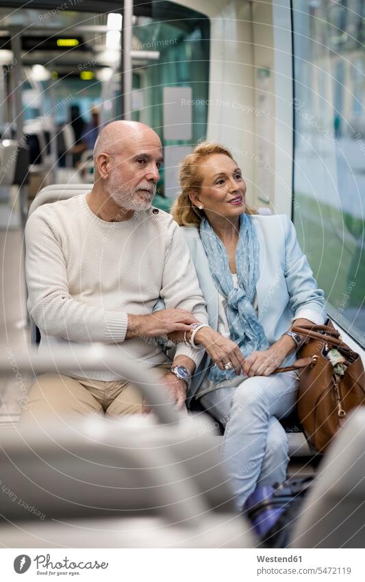 Senior Paar sitzt in einer Straßenbahn sitzen sitzend Pärchen Paare Partnerschaft Seniorenpaar älteres Paar Seniorenpaare ältere Paare Seniorenpärchen Trambahn
