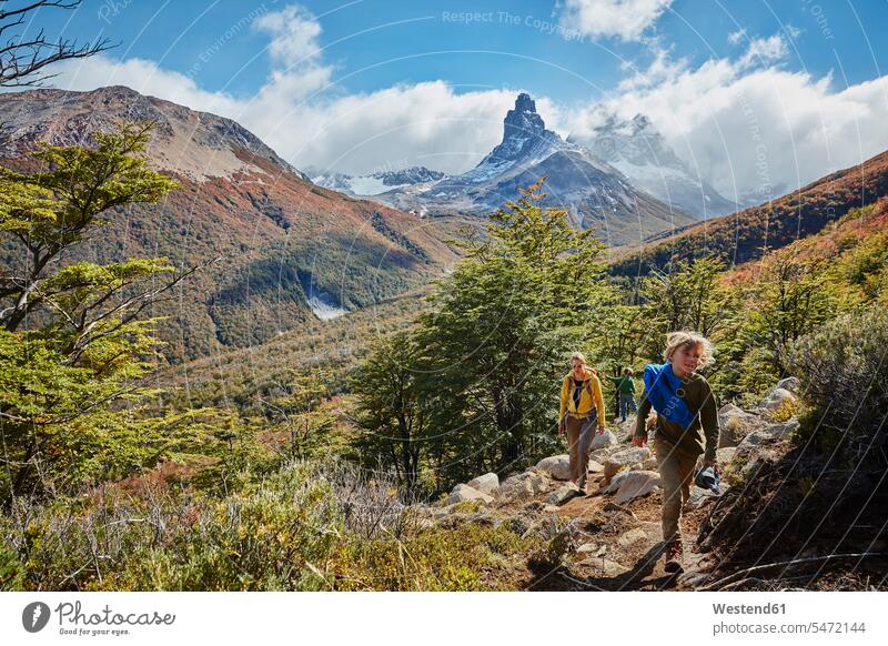 Chile, Cerro Castillo, Mutter mit zwei Söhnen bei einer Wanderung in den Bergen Mami Mutti Mütter Mama wandern Junge Buben Knabe Jungen Knaben männlich Sohn