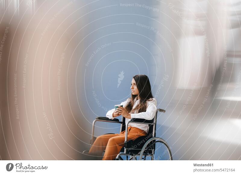 Junge behinderte Frau sitzt im Rollstuhl und sieht besorgt aus weiblich Frauen ernst Ernst Ernsthaftigkeit ernsthaft ratlos hilflos Hilflosigkeit sitzen sitzend