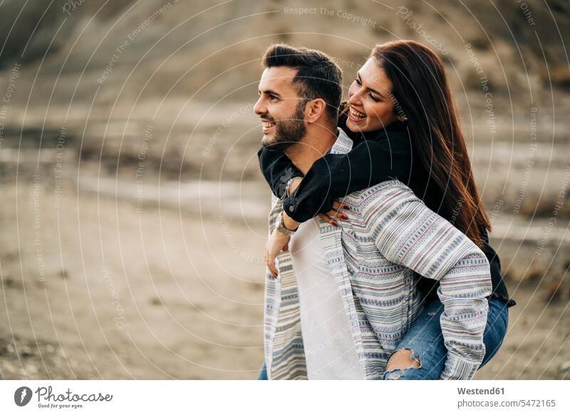 Fröhliches junges Paar in Wüstenlandschaft, Almeria, Andalusien, Spanien Leute Menschen People Person Personen Europäisch Kaukasier kaukasisch 2 2 Menschen