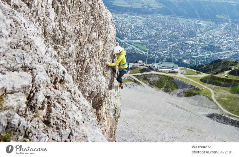Österreich, Innsbruck, Nordkette, Frau klettert in Felswand weiblich Frauen klettern steigen Felsen Erwachsener erwachsen Mensch Menschen Leute People Personen