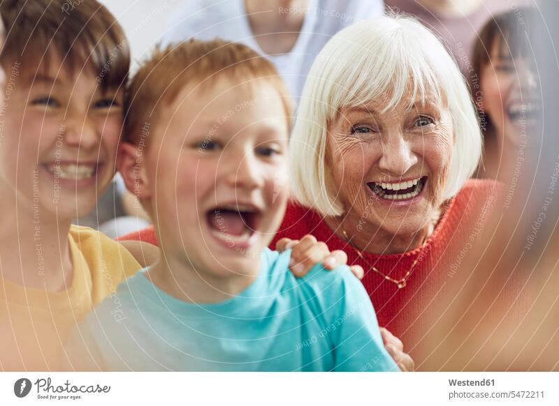 Drei Generationen Familie haben Spaß zu Hause begeistert Enthusiasmus enthusiastisch Überschwang Überschwenglichkeit freuen Frohsinn Fröhlichkeit Heiterkeit