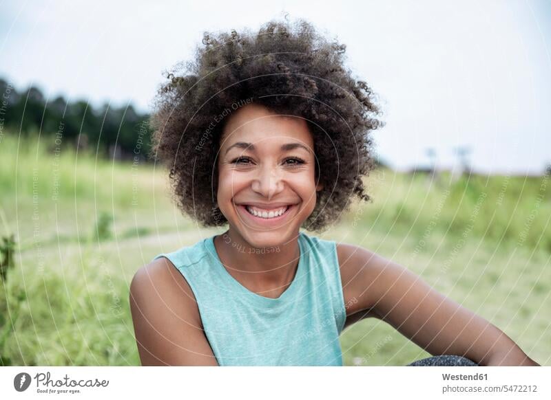 Porträt einer glücklichen Frau im Freien lächeln Glück glücklich sein glücklichsein Portrait Porträts Portraits weiblich Frauen Erwachsener erwachsen Mensch