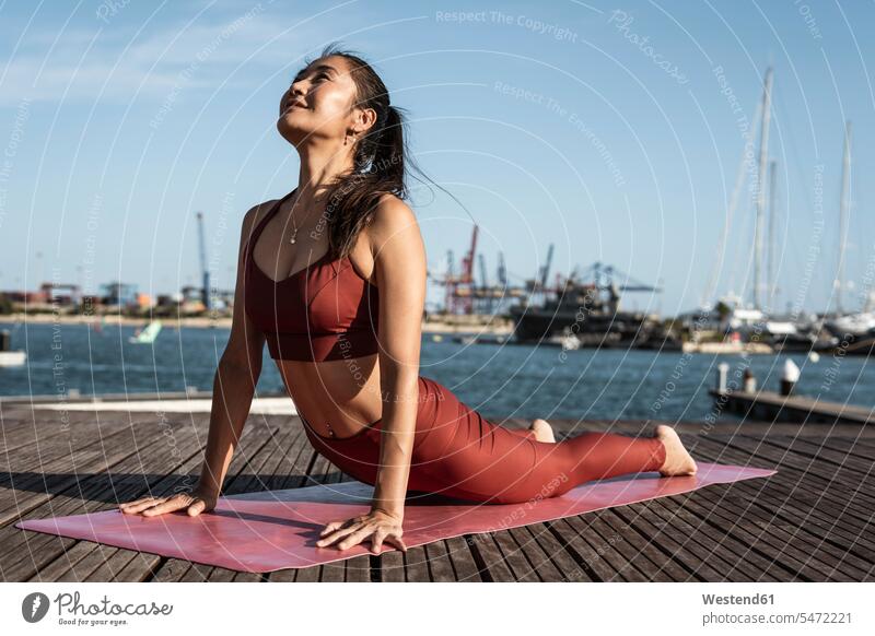 Asiatische Frau, die Yoga praktiziert, Kobra-Pose Leute Menschen People Person Personen Asiaten asiatische asiatische Abstammung asiatischer asiatisches