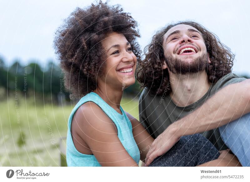 Lachendes Paar im Freien Pärchen Paare Partnerschaft lächeln glücklich Glück glücklich sein glücklichsein Mensch Menschen Leute People Personen Lebensfreude