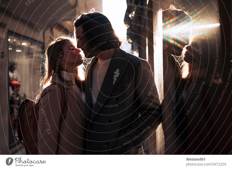 Liebevolles junges Paar in der Stadt Venedig, Italien Fensterscheiben Rucksäcke Glasscheiben Jacken Kuss Küsse abends geniessen Genuss Glück glücklich sein