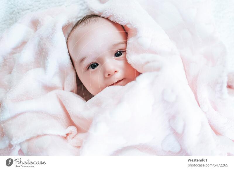 Bildnis eines Mädchens mit flauschiger Decke Decken entspannen relaxen entspanntheit relaxt freuen behüten behütet geborgen Sicherheit gefühlvoll Emotionen