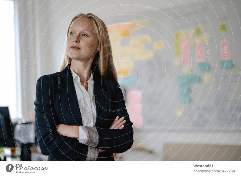 Porträt einer selbstbewussten jungen Geschäftsfrau im Amt Job Berufe Berufstätigkeit Beschäftigung Jobs geschäftlich Geschäftsleben Geschäftswelt