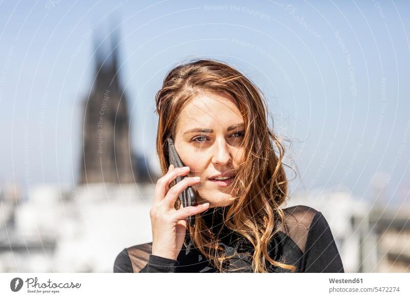 Deutschland, Köln, Porträt einer Frau am Telefon Portrait Porträts Portraits weiblich Frauen telefonieren anrufen Anruf telephonieren Erwachsener erwachsen