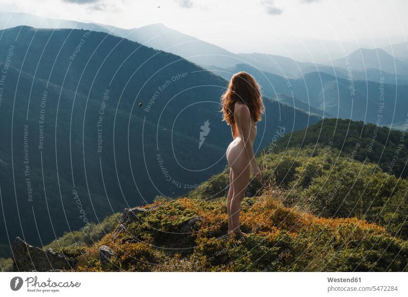 Bulgarien, Balkan-Gebirge, nackte Frau auf Aussichtspunkt Natur einsam zurueckgezogen vereinsamt zurückgezogen Allein alleine einzeln unbekleidet nacktes