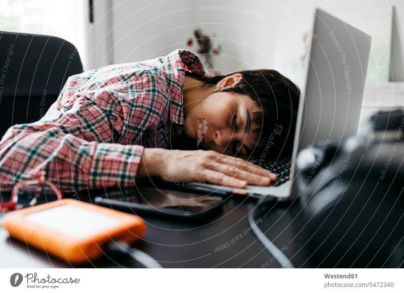 Überarbeitete Frau schläft am Laptop im Heimbüro Leute Menschen People Person Personen Europäisch Kaukasier kaukasisch Südeuropäisch 1 Ein ein Mensch eine