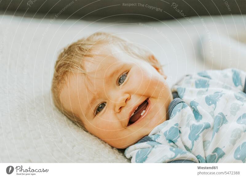 Porträt eines lächelnden Mädchens Leute Menschen People Person Personen Europäisch Kaukasier kaukasisch 1 Ein ein Mensch nur eine Person single Babies Babys
