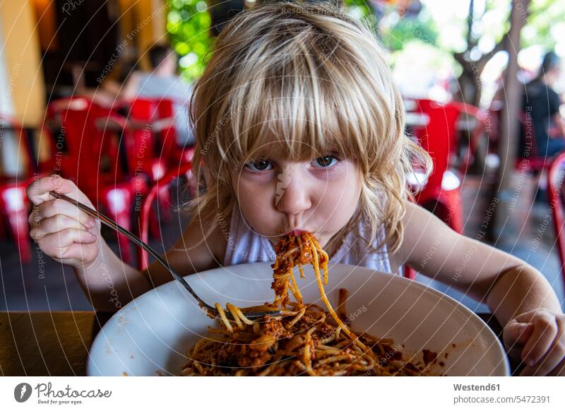 Mädchen isst Spaghetti im Restaurant Außenaufnahme außen draußen im Freien Tag Tageslichtaufnahme Tageslichtaufnahmen Tagesaufnahme am Tag Tagesaufnahmen