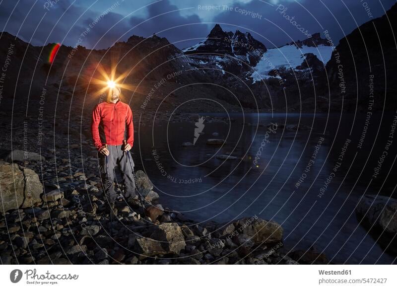 Wanderer mit Stirnlampe stehend am Lago de los Tres, Los Glaciares Nationalpark, Patagonien, Argentinien Leute Menschen People Person Personen Europäisch