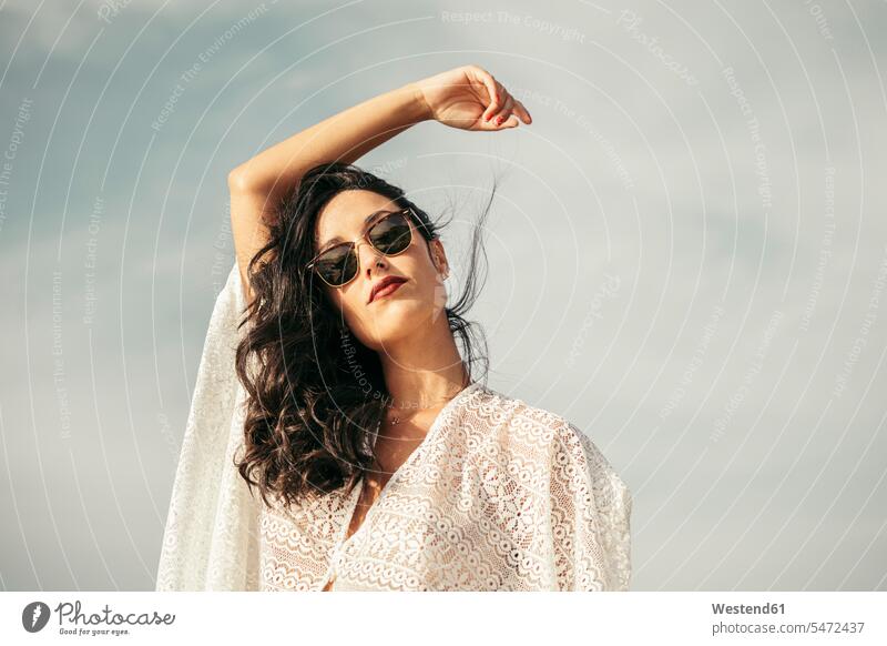 Bildnis einer jungen Frau mit erhobenem Arm und Sonnenbrille Brillen Sonnenbrillen sommerlich Sommerzeit weiss weiße weißer weißes frei Muße auf Achse