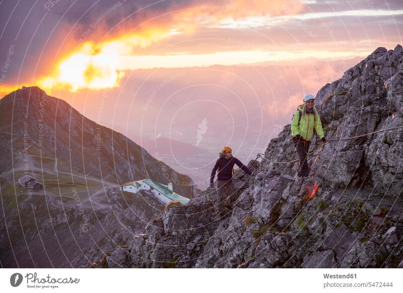 Österreich, Tirol, Innsbruck, Bergsteiger am Klettersteig Nordkette bei Sonnenaufgang Klettersport Klettern Abenteuer abenteuerlich klettern steigen Alpinismus