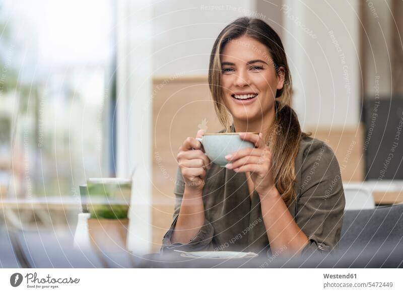 Junge Geschäftsfrau mit Kaffeetasse in einem Cafe Leute Menschen People Person Personen Europäisch Kaukasier kaukasisch 1 Ein ein Mensch nur eine Person single