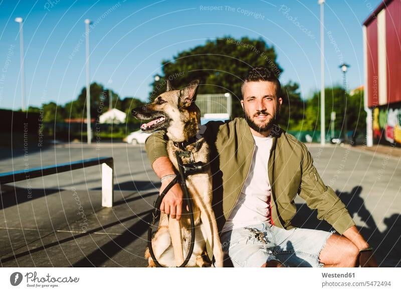 Porträt eines jungen Mannes mit seinem Hund Hunde Männer männlich Portrait Porträts Portraits Haustier Haustiere Tier Tierwelt Tiere Erwachsener erwachsen
