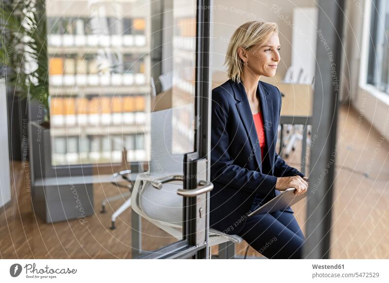 Blonde Geschäftsfrau hält Tablette im Konferenzraum Job Berufe Berufstätigkeit Beschäftigung Jobs geschäftlich Geschäftsleben Geschäftswelt Geschäftsperson