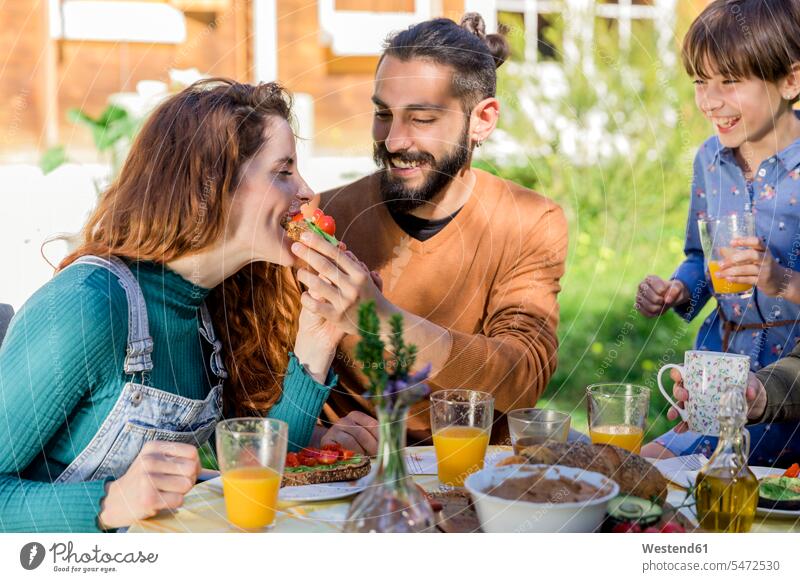 Familie genießt ein gesundes veganes Frühstück auf dem Land Touristen Flaschen Gläser Trinkglas Trinkgläser Tische entspannen relaxen entspanntheit relaxt
