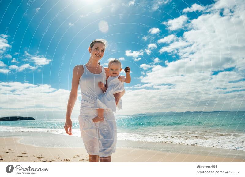 Mutter geht mit kleiner Tochter am Strand spazieren Baby Babies Babys Säuglinge Kind Kinder Beach Straende Strände Beaches Mami Mutti Mütter Mama Töchter gehen