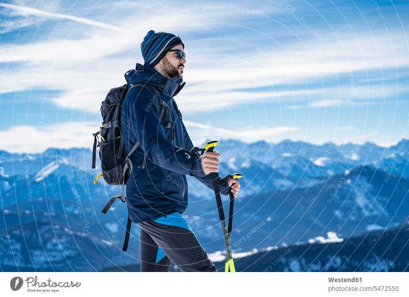 Deutschland, Bayern, Brauneck, Mann auf einer Skitour im Winter in den Bergen Männer männlich winterlich Winterzeit Skitouren Tourenski Erwachsener erwachsen
