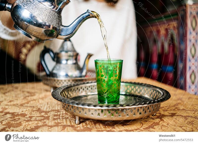 Tee in grünes Glas gießen Leute Menschen People Person Personen Europäisch Kaukasier kaukasisch 1 Ein ein Mensch eine nur eine Person single erwachsen