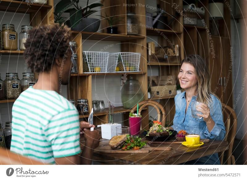 Lächelndes Paar beim gemeinsamen Essen im gemütlichen Restaurant Gemütlich Wohlfühlen behaglich Gemütlichkeit Lokal Speiserestaurant Lokale Speiselokale