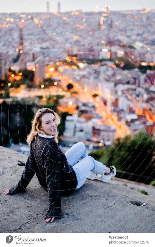 Porträt einer glücklichen jungen Frau im Morgengrauen über der Stadt, Barcelona, Spanien Leute Menschen People Person Personen Europäisch Kaukasier kaukasisch 1