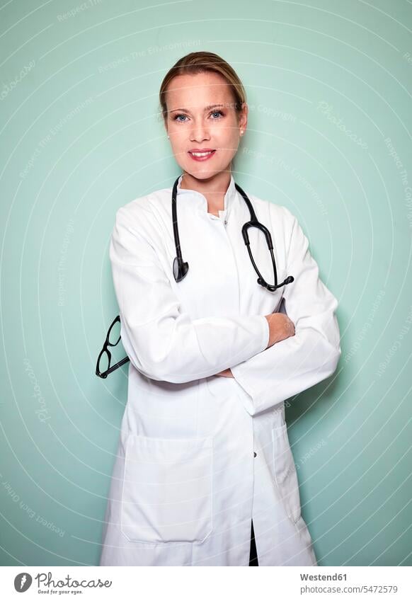 Porträt einer selbstbewussten Ärztin mit Stethoskop Frau weiblich Frauen Portrait Porträts Portraits Aerztin Ärztinnen Doktorinnen Aerztinnen Zuversicht