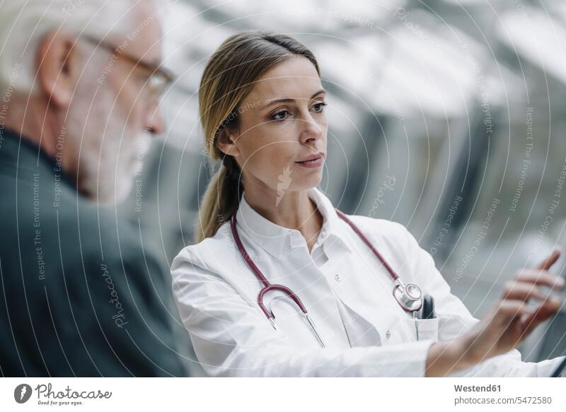Porträt einer Ärztin mit einem älteren Patienten Gesundheit Gesundheitswesen medizinisch Erkrankung Erkrankungen Krankheiten Kranke Kranker Job Berufe