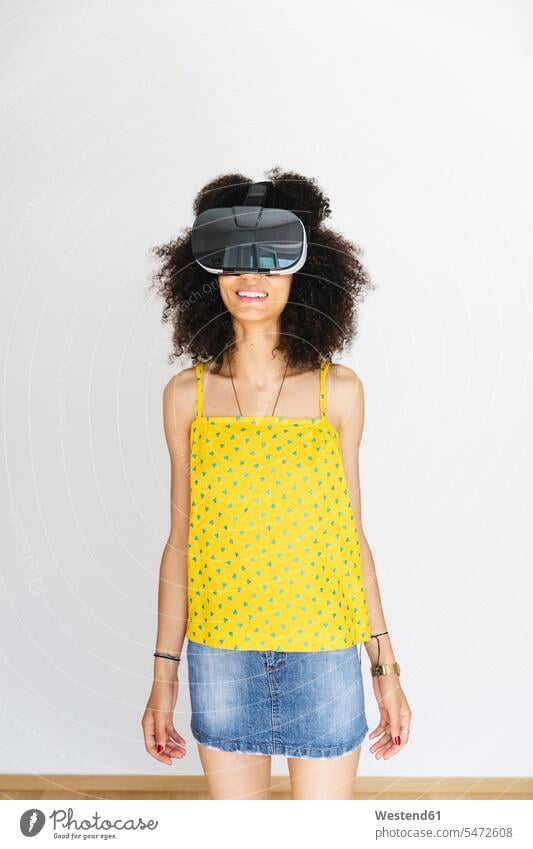 Junge Frau mit Virtual-Reality-Brille, weißer Hintergrund Leute Menschen People Person Personen Nordafrikanisch 1 Ein ein Mensch eine nur eine Person single